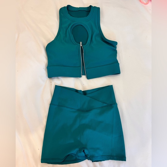 Cute emrald green workout set - Picture 2 of 4